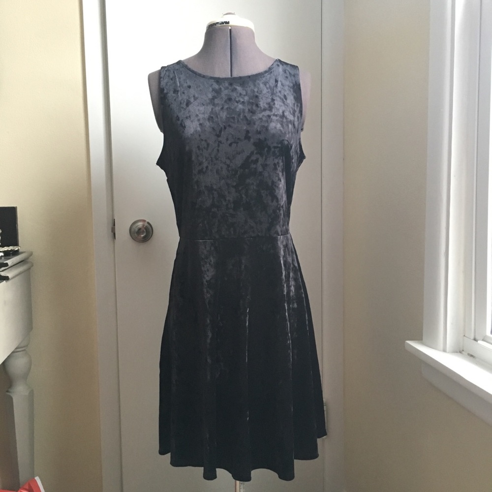 H&M Black crushed velvet dress size 12